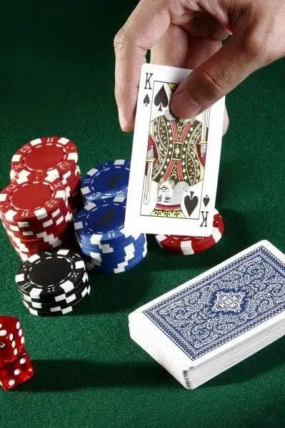 Một người hâm mộ theo dõi sự kiện thể thao qua điện thoại di động ở Việt Nam